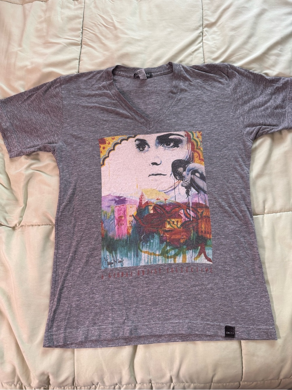 Women’s Global U Graphic V-Neck T-Shirt Size Small Gray Artist Collective